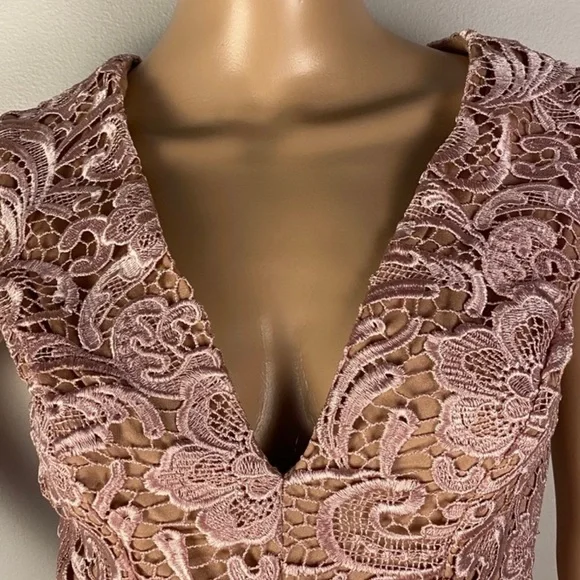 NEW DRESS THE POPULATION LACE PLUNGING V-NECK ROMPER NEW DRESS THE POPULATION LACE PLUNGING V-NECK ROMPER